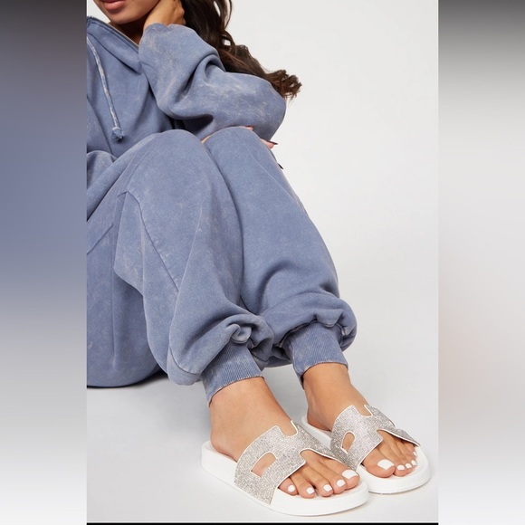Karlie Womens Casual Slides/Sandals | Color: White | NEW/ NEW in BOX!!🩶👟 - Picture 1 of 4